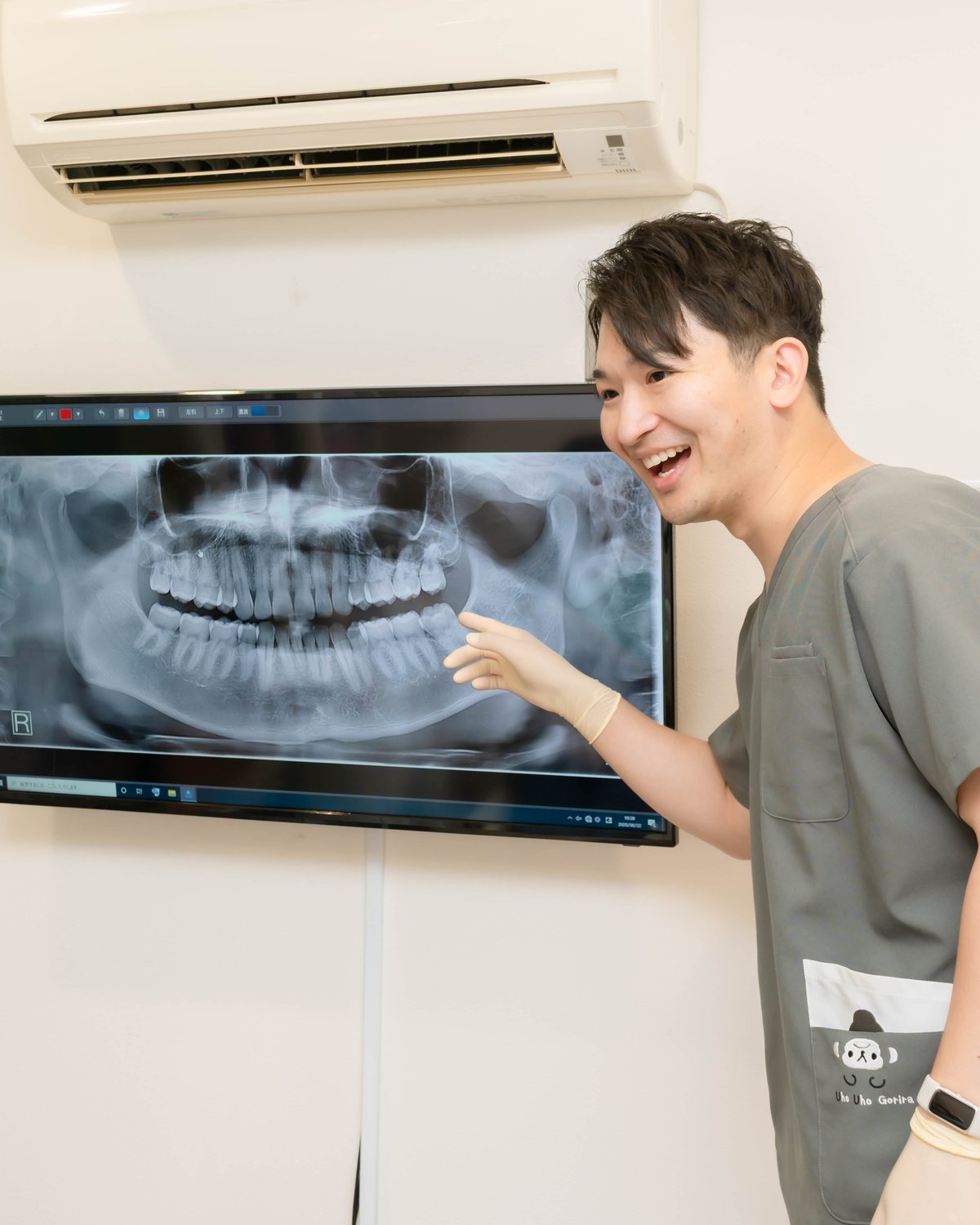 モニターでレントゲン画像を見ながら説明する院長