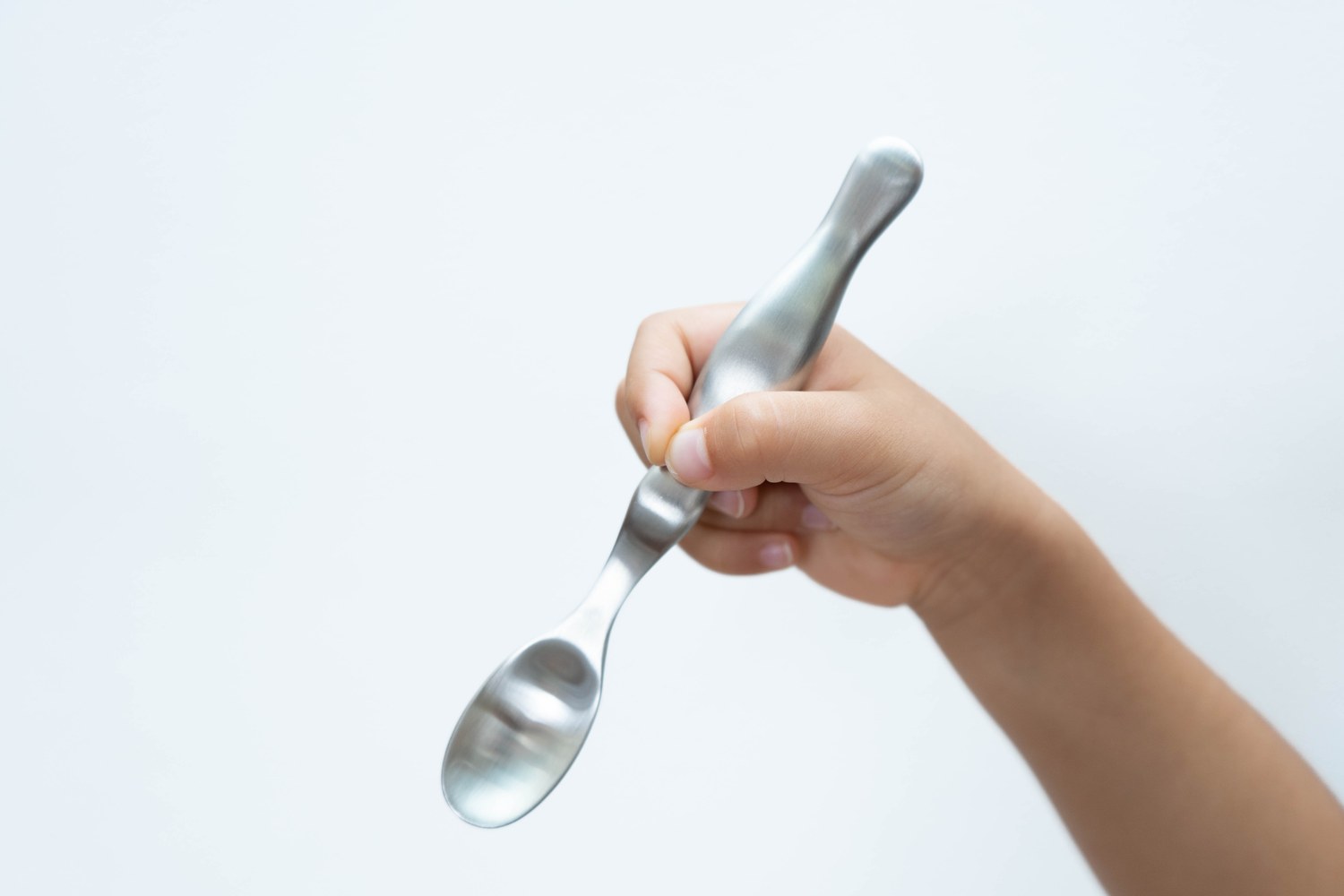 お子さまが握る離乳食スプーン