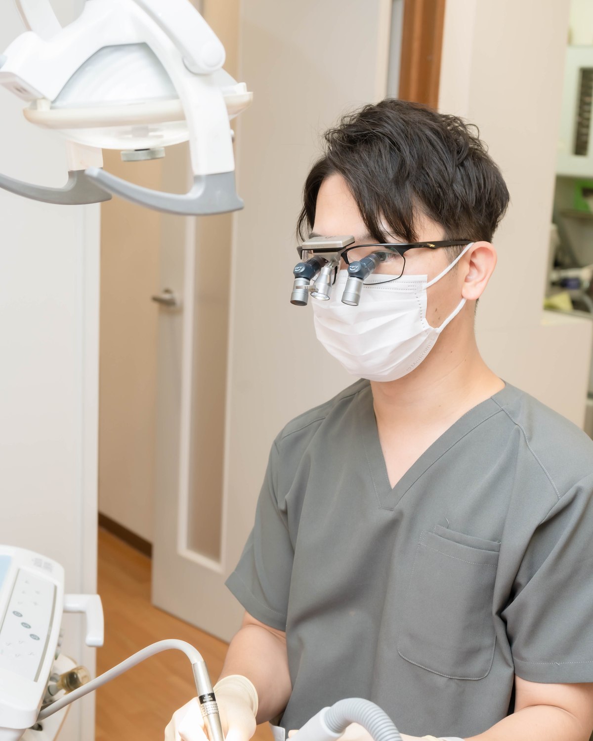 ルーペを着用してむし歯を治療する院長