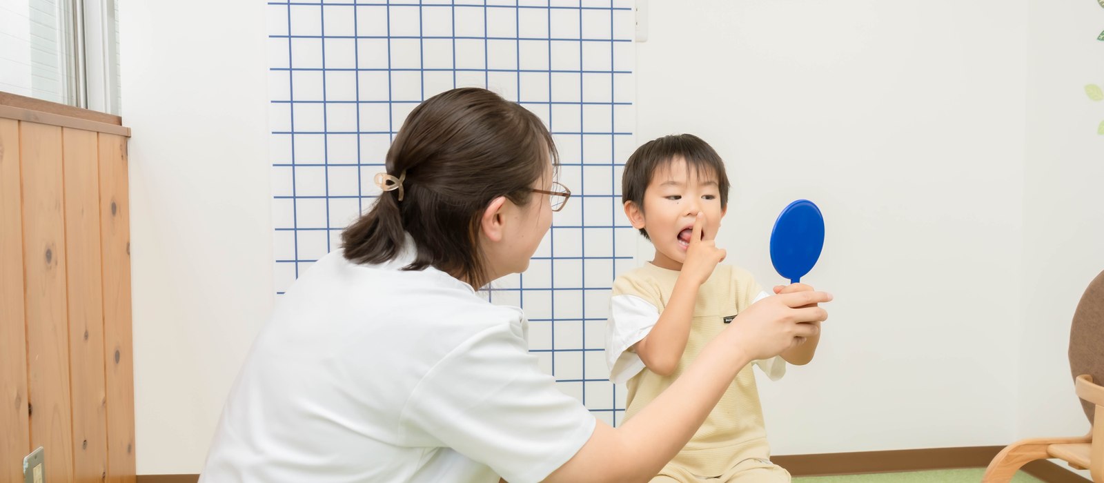 ミラーを使ったお口のトレーニング（MFT）