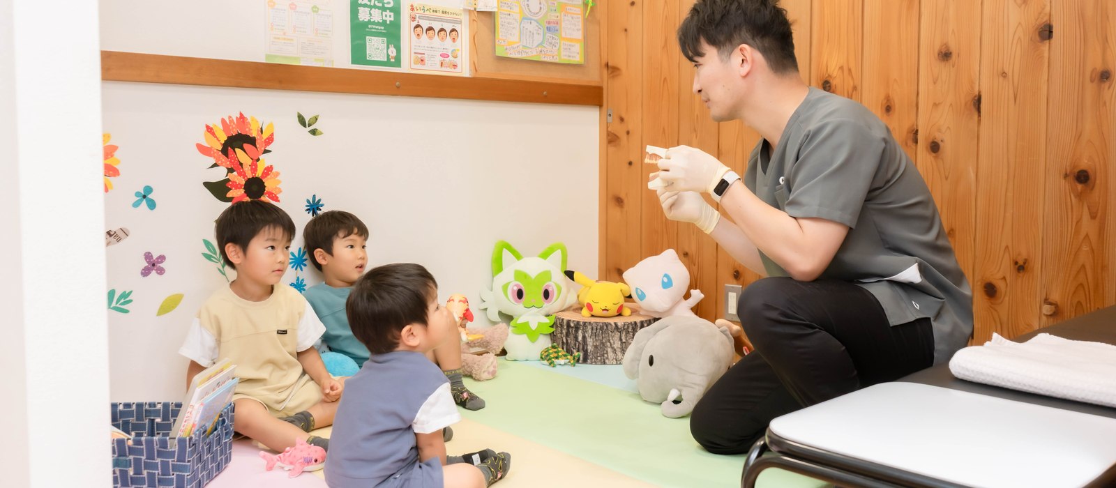 キッズスペースでお子さまと関わる院長