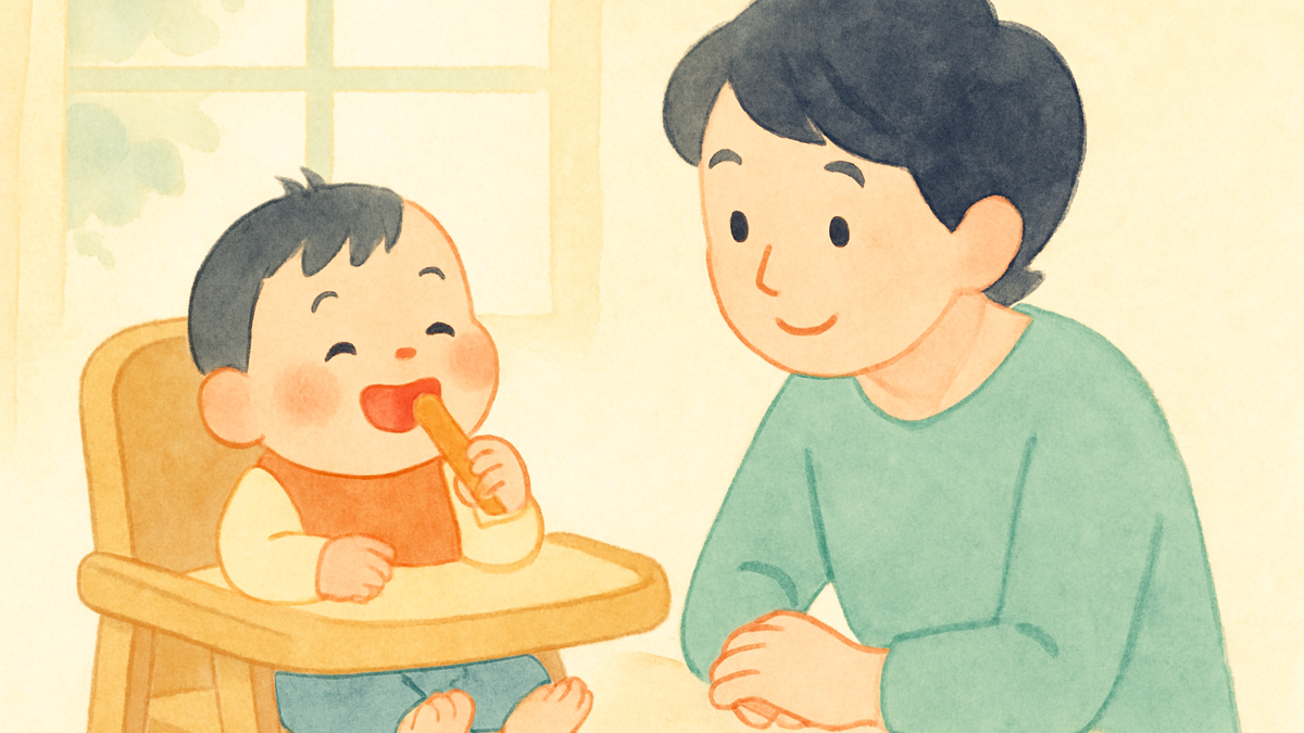 スプーンで離乳食を食べる赤ちゃんと見守る保護者のやさしいイラスト