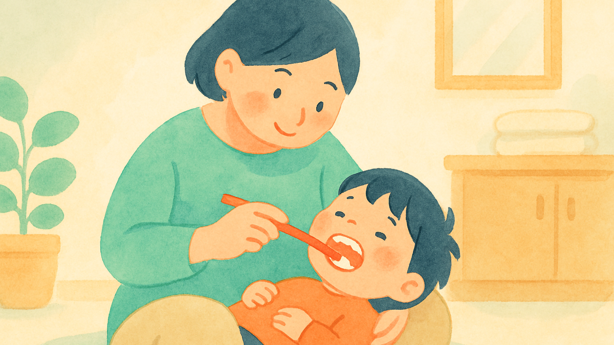 保護者のひざの上であお向けになった子どもに仕上げ磨きをしている、やさしい雰囲気のイラスト